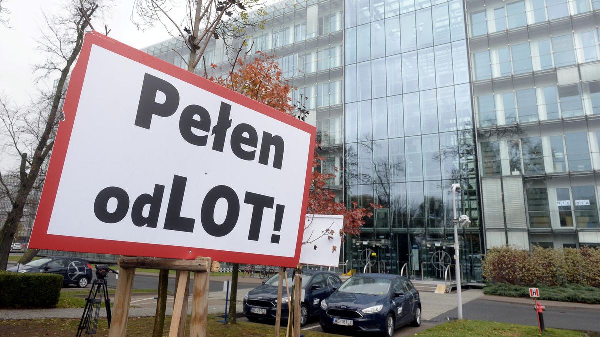 LOT cały czas gasi pożar strajku. Spółka i związki zawodowe szukają w tej chwili dialogu