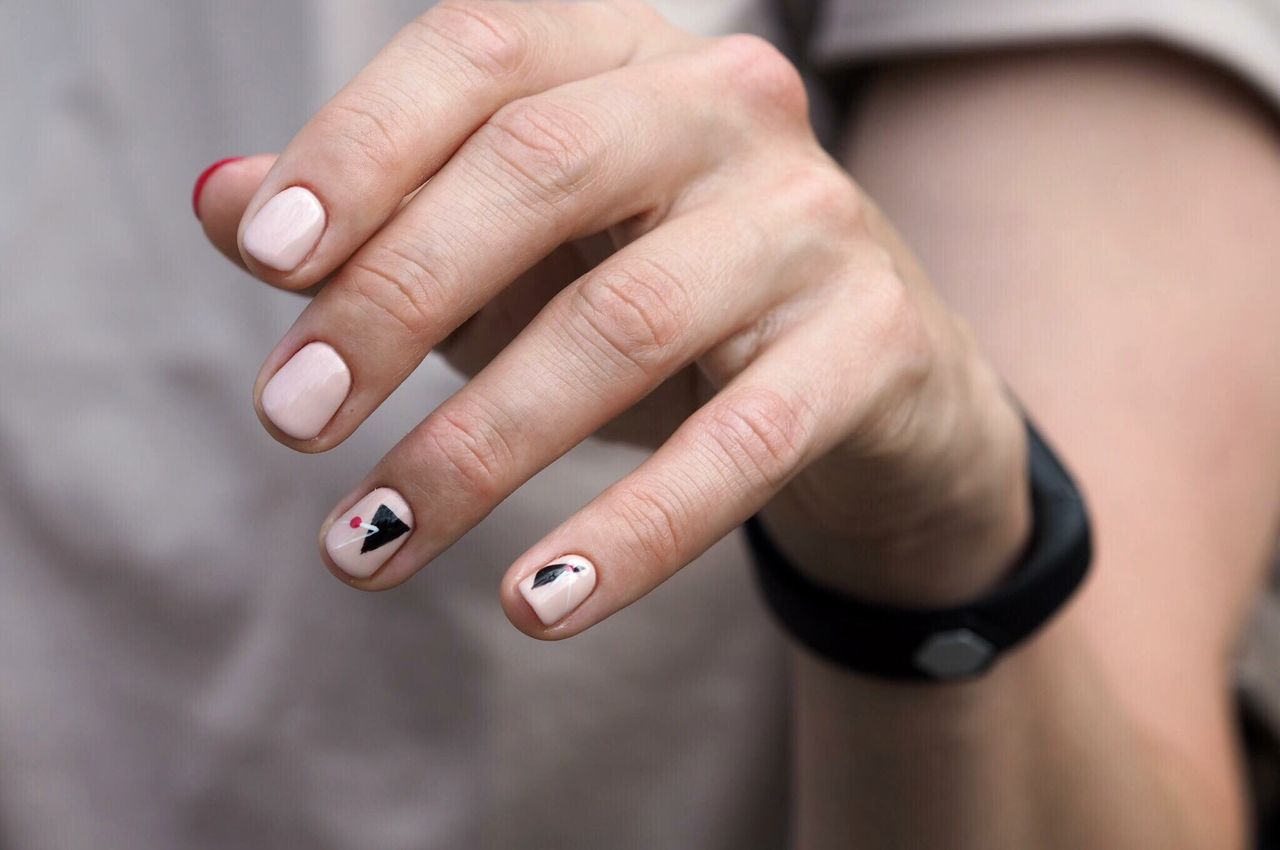 Geometric nails są obecnie jednym z najbardziej modnych wzorów sezonu.