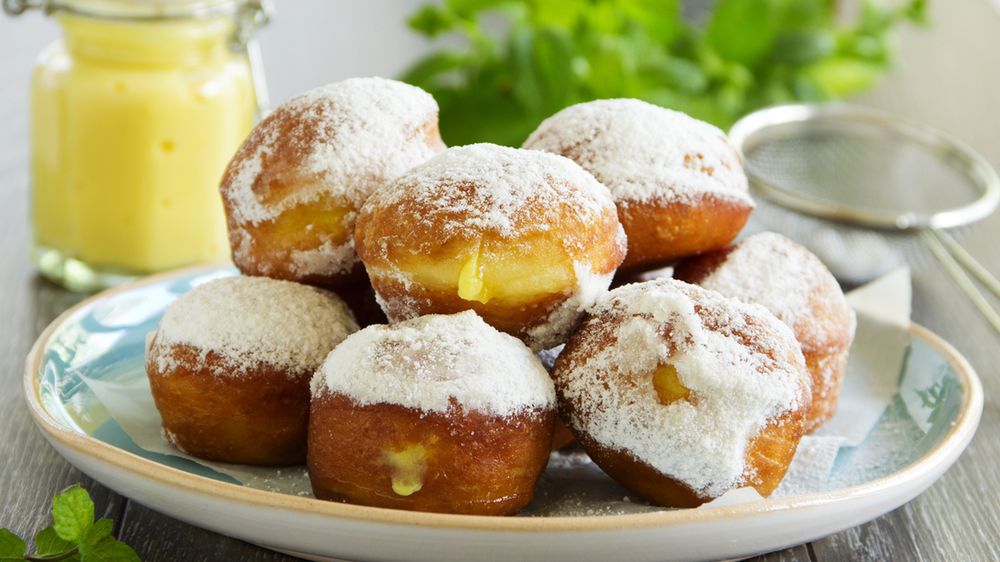 Pączki na zaczynie drożdżowym z kremowym nadzieniem