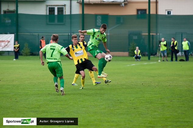 Łukasz Sekulski (przy piłce) niespodziewanie wyrósł na lidera Stalówki i notuje swój najlepszy sezon w karierze.