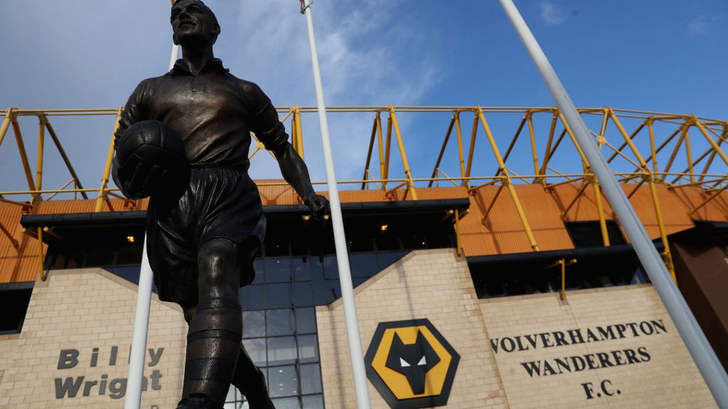 Getty Images / David Rogers / Figura Billy'ego Wrighta przed stadionem Wolverhampton Wanderers