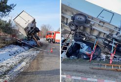 Groźny wypadek na skrzyżowaniu. Auto dostawcze przygniotło osobówkę