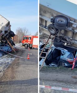 Groźny wypadek na skrzyżowaniu. Auto dostawcze przygniotło osobówkę