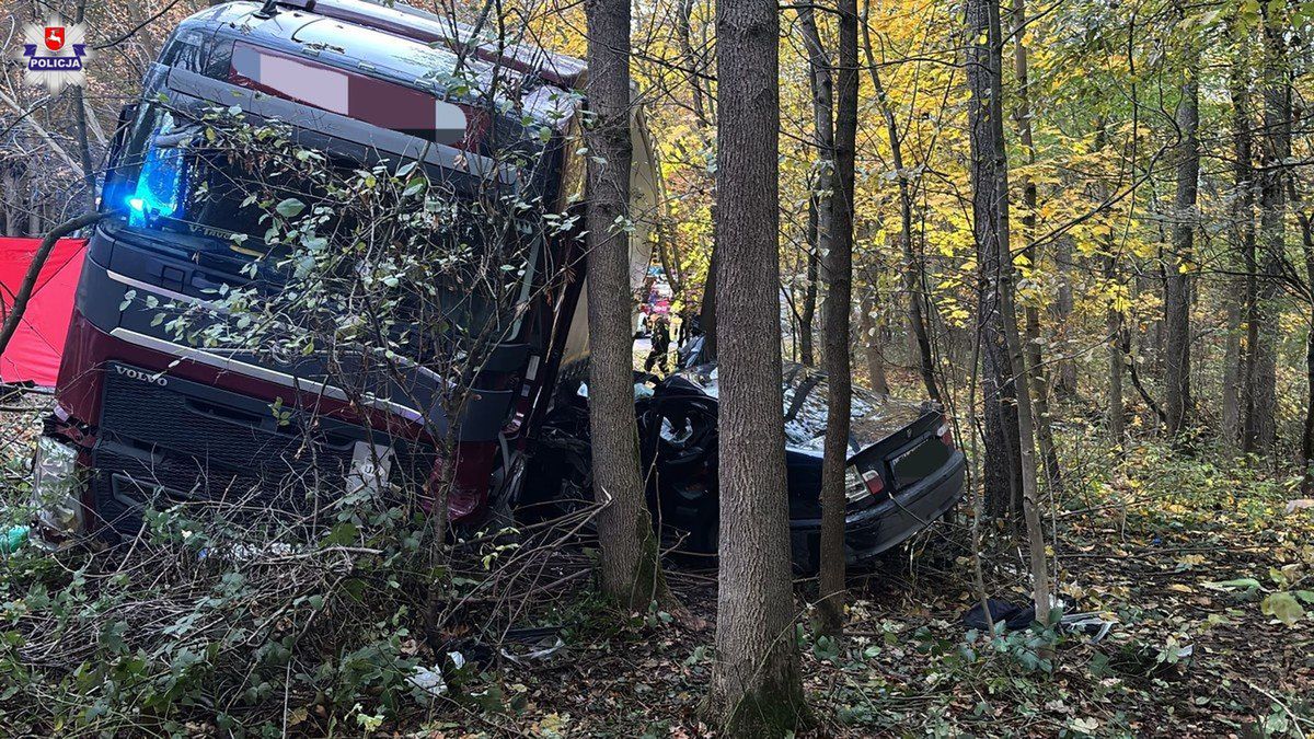 Śmiertelny wypadek na DK17 w Zatylu. Nie żyje 60-letni kierowca ciężarówki
