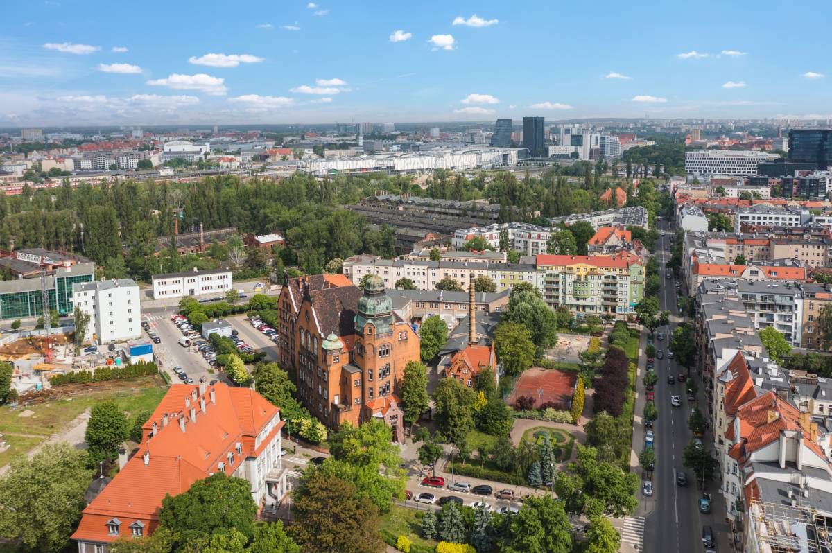 Straż akademicka w Poznaniu. Politechnika tłumaczy skąd ten pomysł. Czy inne uczelnie pójdą jej śladem? Znamy odpowiedź!