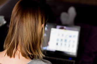 Możesz stracić pieniądze. Oszuści podszywają się pod Allegro i Facebooka