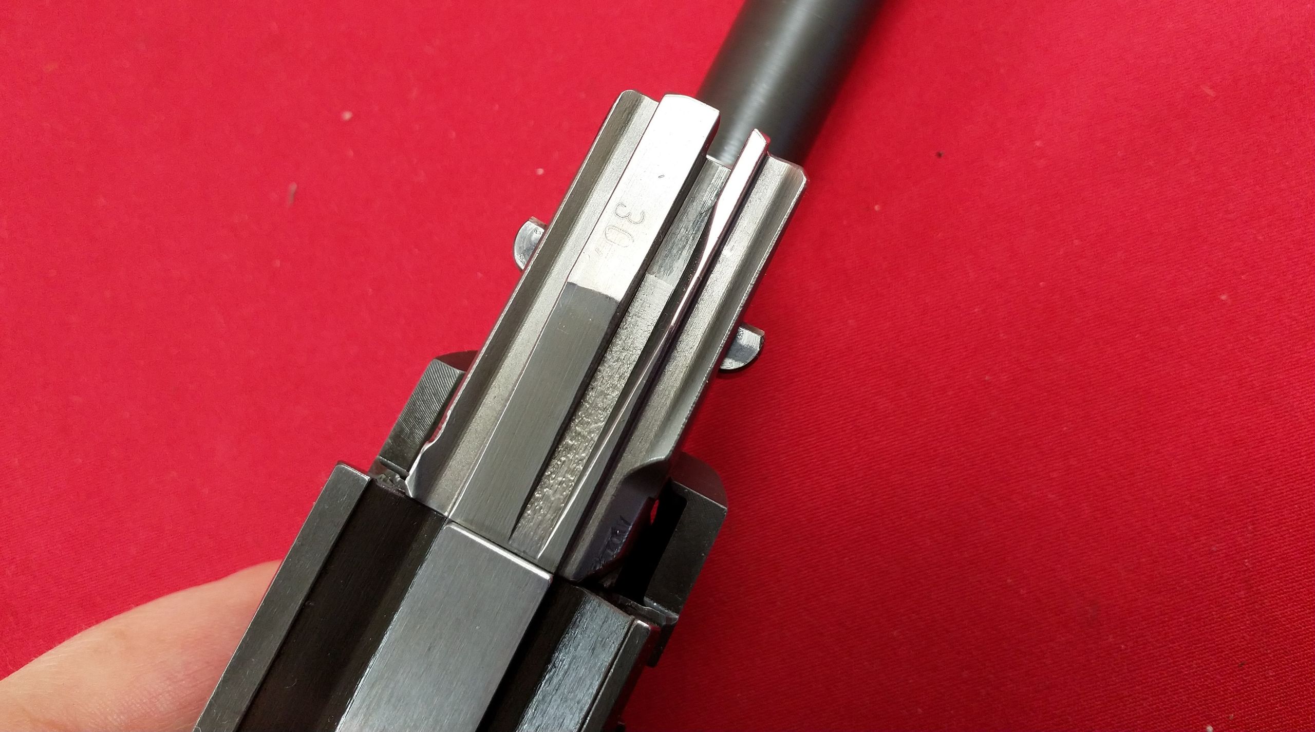 Rolki w karabinie snajperskim HK PSG1 są ucięte, aby się nie obracały i zawsze zatrzymywały w tym samym miejscu.