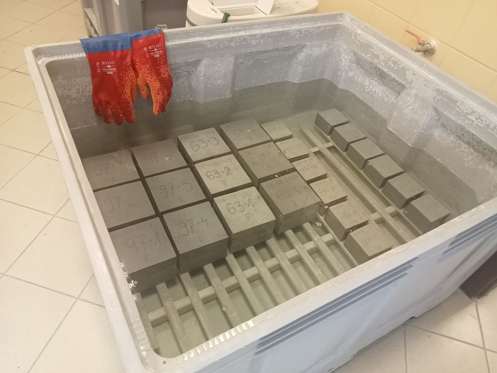 Dojrzewające próbki nawierzchni betonowych w laboratorium GDDKiA w Łodzi