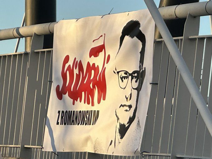 Banery dla Romanowskiego. Twarz poszukiwanego i napis "solidarycą"