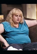 Rebel Wilson najpierw z druhnami, potem z chórem