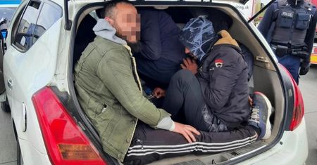 14 osób ściśniętych w bagażniku auta. Policjanci nie kryli zaskoczenia