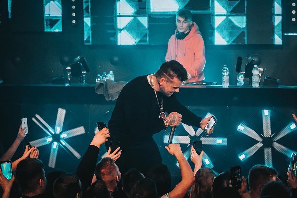 Popek w ciemnych włosach