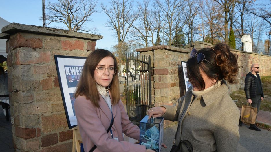 Magdalena Miernik kwestująca na remont ogrodzenia cmentarza w Suchedniowie.