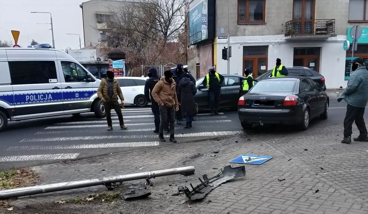Kierowca audi skasował sygnalizator na ul. Nadbystrzyckiej
