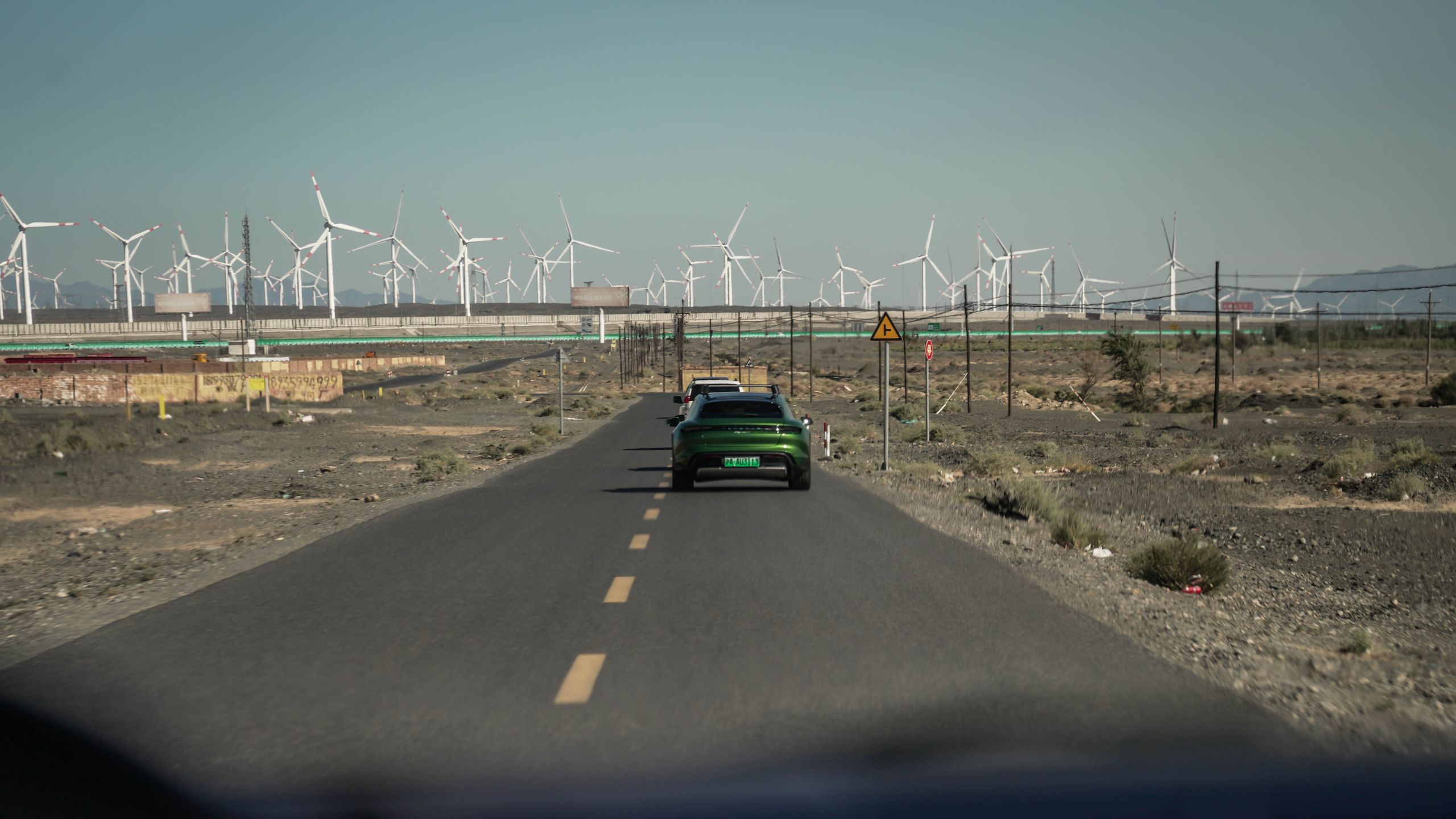 Porsche taycan cross turismo w drodze na Hongtu Daban