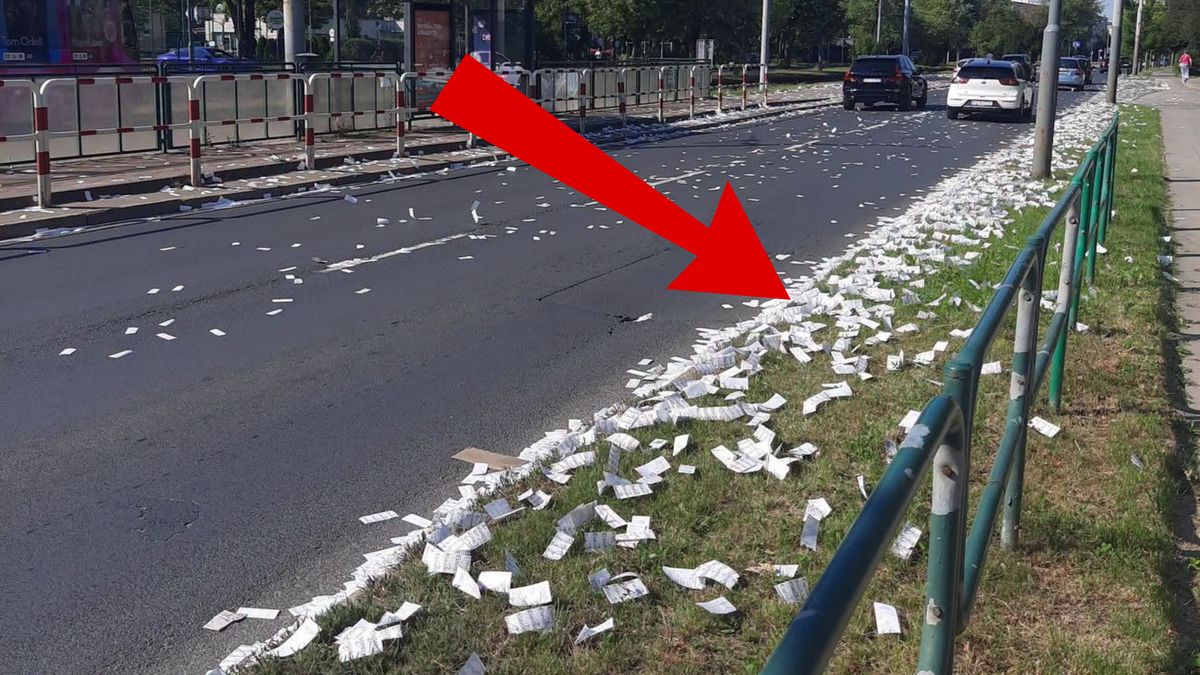Mnóstwo paragonów wysypało się z samochodu dostawczego.
