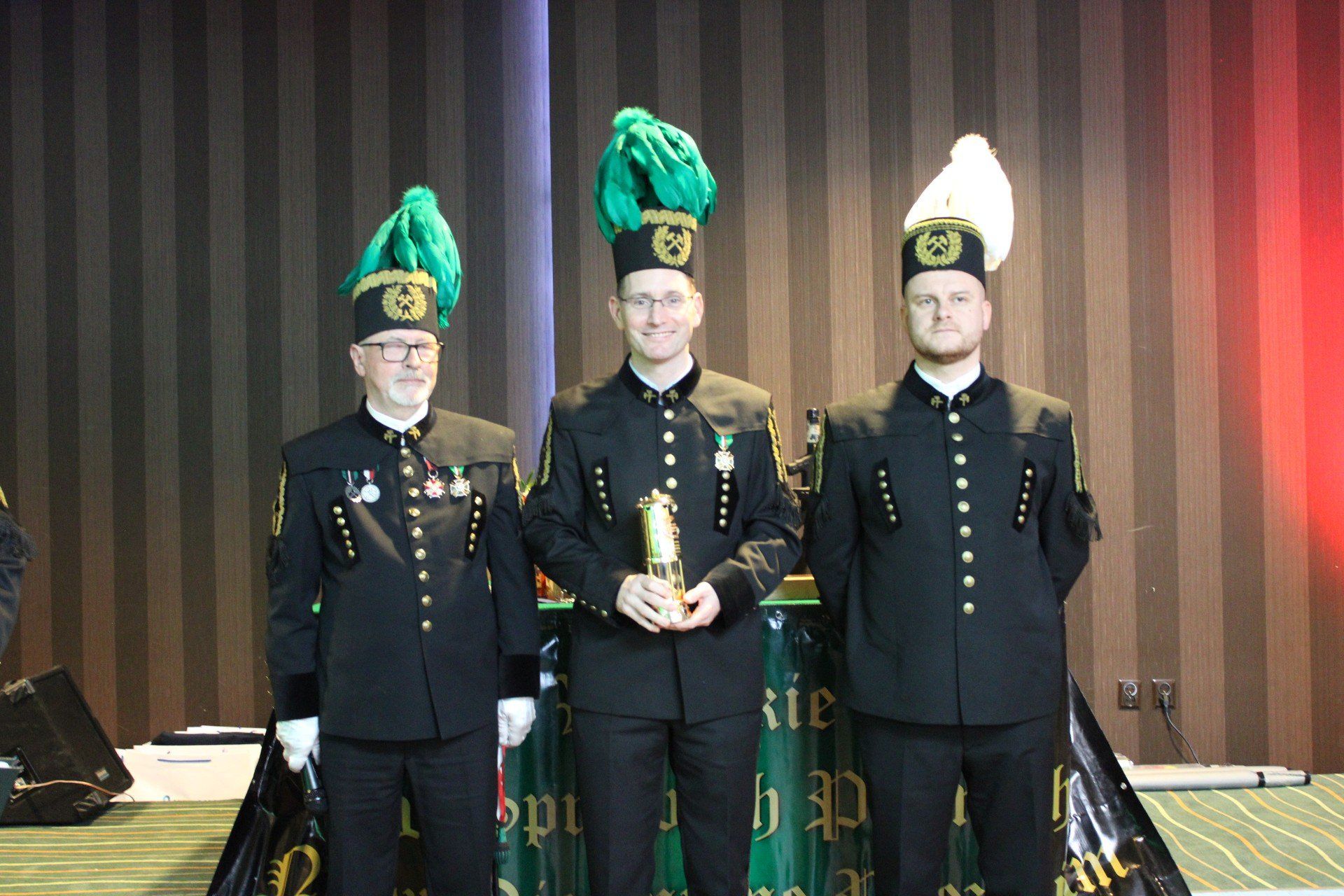 Lampę górniczą odebrał Xavier Guesnu, dyrektor zarządzający Holcim Francja.Na zdjęciu od lewej: Stanisław Sobczyk, dyrektor Projektów Strategicznych, Holcim Polska, Xavier Guesu oraz Bartosz Postrożny, dyrektor Kopalni Dolomitu Radkowice