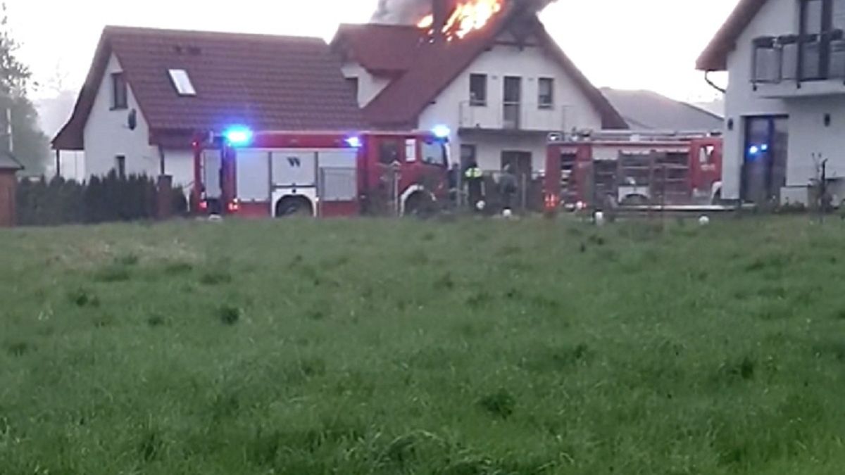 Pożar w Szczytnej na Dolnym Śląsku. Dom zapalił się od uderzenia pioruna