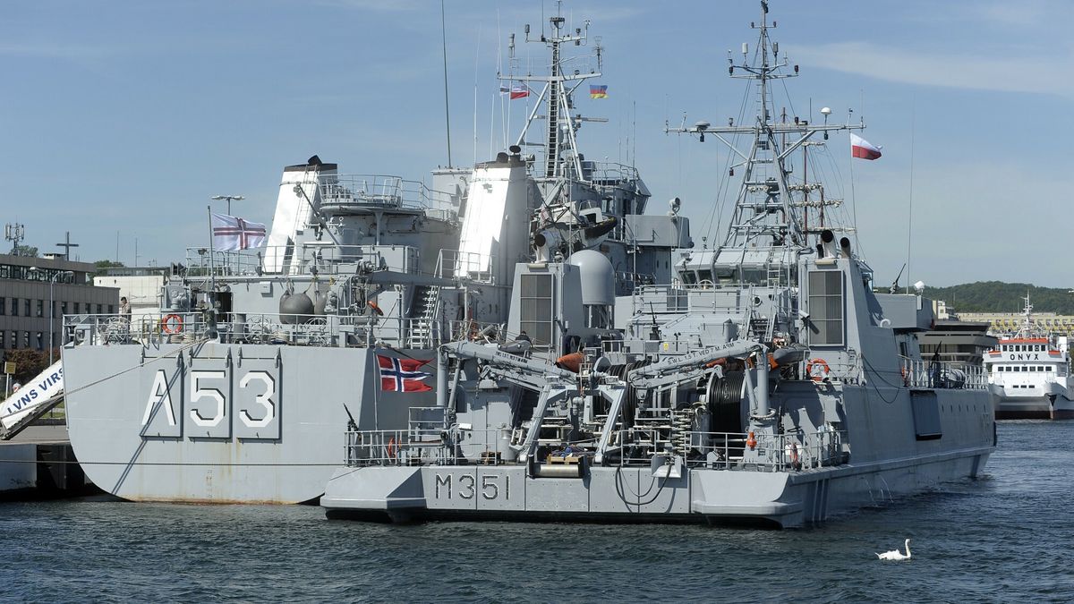 Manewry Baltops 2015
06.06.2015 Gdynia Port Coroczne miedzynarodowe manewry morskie BALTOPS 2015 sa najwiekszymi cwiczeniami morskimi na Baltyku . W fazie portowej w ktorej role gospodarza pelni Polska w porcie w Gdyni gosci okolo 40 okretow z 15 panstw . W manewrach udzial wezmie lacznie okolo 5600 zolnierzy , 49 okretow i ponad 60 samolotow i smiglowcow z 17 panstw . Polska Marynarka Wojenna uczestniczy w cwiczeniach 23 raz Nz okret wsparcia i dowodzenia LVNS Virsaitis ( Lotwa ) niszczyciel min HNOMS Otra ( Norwegia ) poduszkowiec bocznoscienny o dwoch kadlubach Fot. Wojciech Strozyk/REPORTER
Wojciech Strozyk/REPORTER