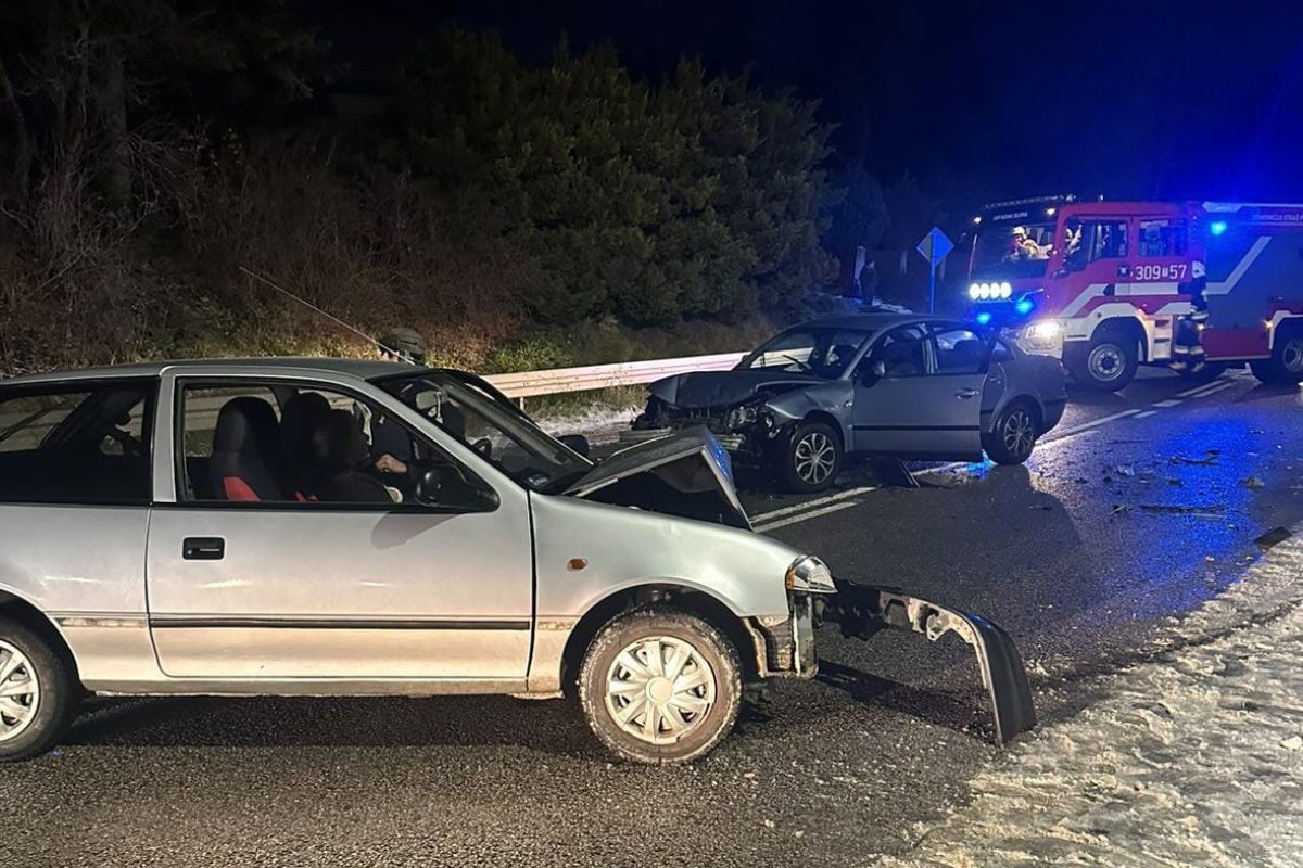 Czołowe zderzenie pod Kielcami. Kierowca uciekł z miejsca zdarzenia