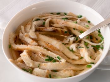 Kroję na paseczki i zalewam rosołem. W Austrii tak jedzą od lat