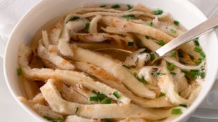 Kroję na paseczki i zalewam rosołem. W Austrii tak jedzą od lat