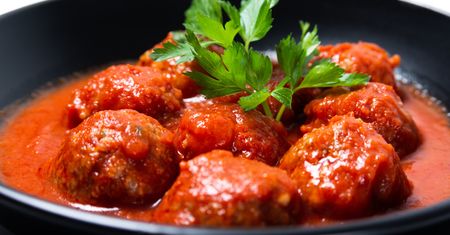Pulpety z indyka w sosie pomidorowym – delikatne i aromatyczne