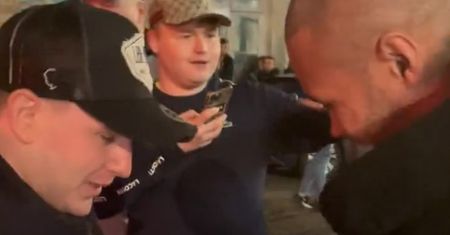 Gwiazdor wyszedł na miasto, kibice oszaleli. Nie uwierzysz, co przyniósł jeden z nich