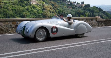 Kolizja Rowana Atkinsona na Goodwood Revival
