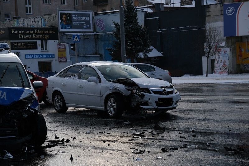 Zderzenie opla z radiowozem na skrzyżowaniu al. Tysiąclecia z ul. Lubartowską