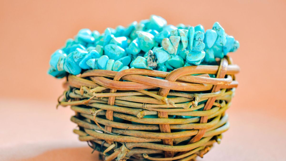Chryzokola jest kamieniem z gromady krzemianów, który symbolizuje moc żeńskiej energii