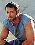 Russell Crowe ćwiczy brzuszki