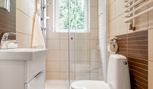 Malutka łazienka w mieszkaniu – pomysły na urządzenie funkcjonalnej przestrzeni