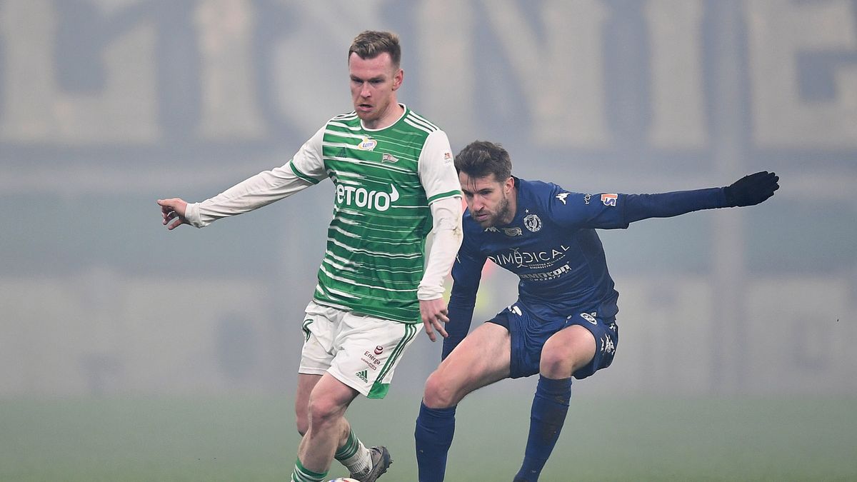 PAP / Adam Warżawa / Na zdjęciu: Kevin Friesenbichler (z lewej) i Marek Hanousek (z prawej) w walce o piłkę