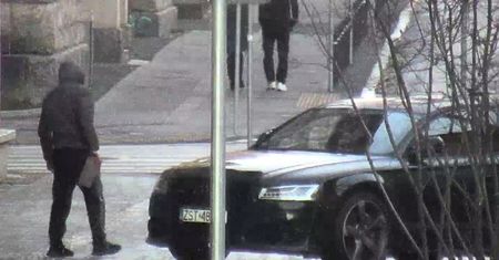 Szarpał za klamkę i rzucał kostką brukową w samochód. Wszystko się nagrało