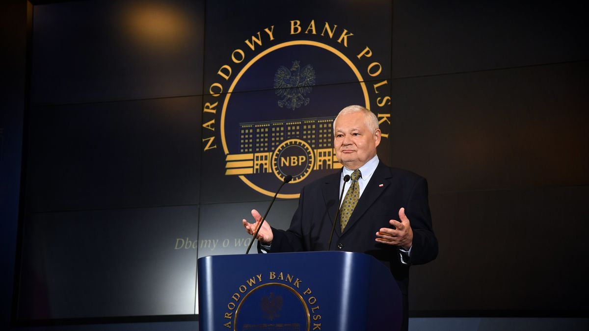 Na zdjęciu prof. Adam Glapiński w trakcie konferencji prasowej na tle logo Narodowego Banku Polskiego