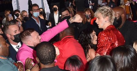 MTV VMA. Machine Gun Kelly i Conor McGregor SZARPALI SIĘ na czerwonym dywanie! (WIDEO)
