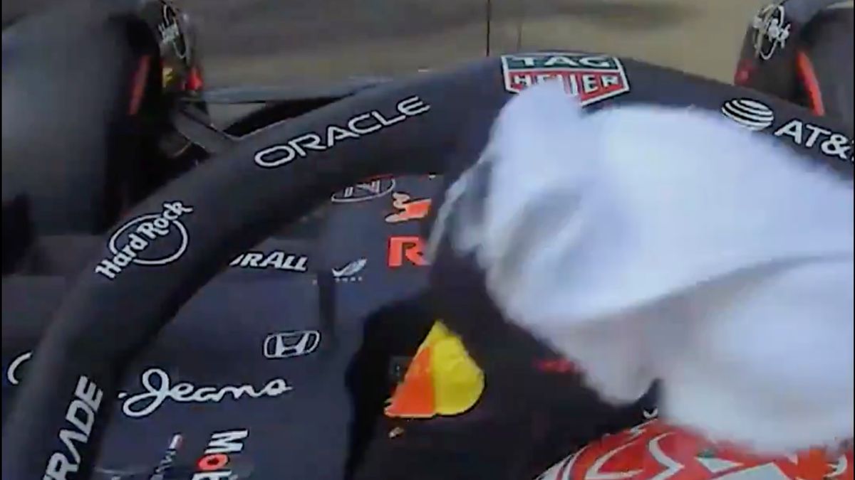 Twitter / Formula 1 / Na zdjęciu: Max Verstappen wyrzucający ręcznik z kokpitu