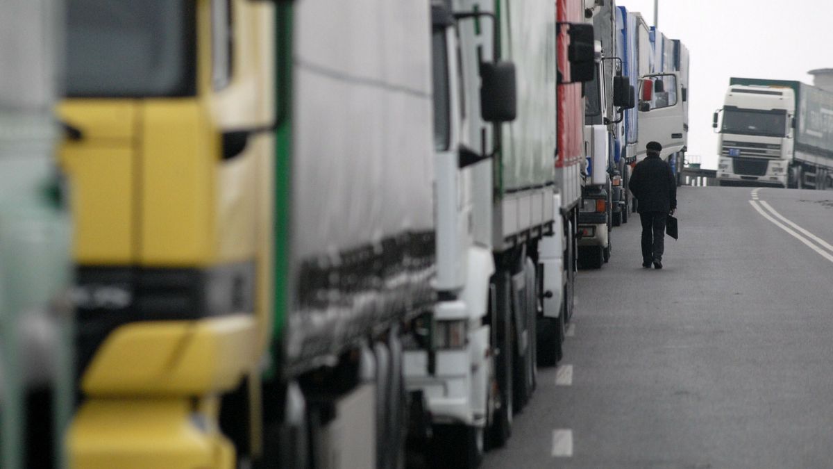 Reporter Poland 200718.12.2007 Berdyszcze kolo Dorohuska polsko - ukrainskie przejscie graniczne na dwa dni przed wprowadzeniem Schengen N/z tiry czekajace na odprawe po polskiej stronie granicy fot. Kuba Suszek/REPORTERSuszek/REPORTER