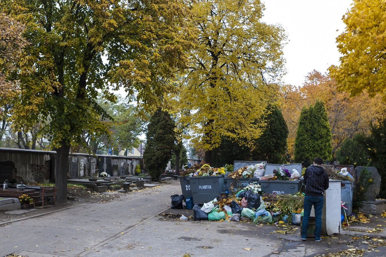 Toruń: Listopad potraja liczbę odpadów na cmentarzach