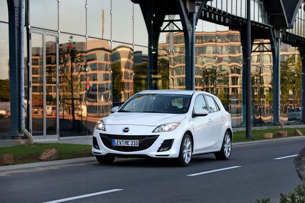 Mazda 3/Mazda 2 Jak zmienić żarówkę? WP Moto