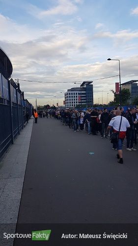 Kibice stojący w długiej kolejce przed Stade de France. Zdjęcie zrobione telefonem Samsung Galaxy S7