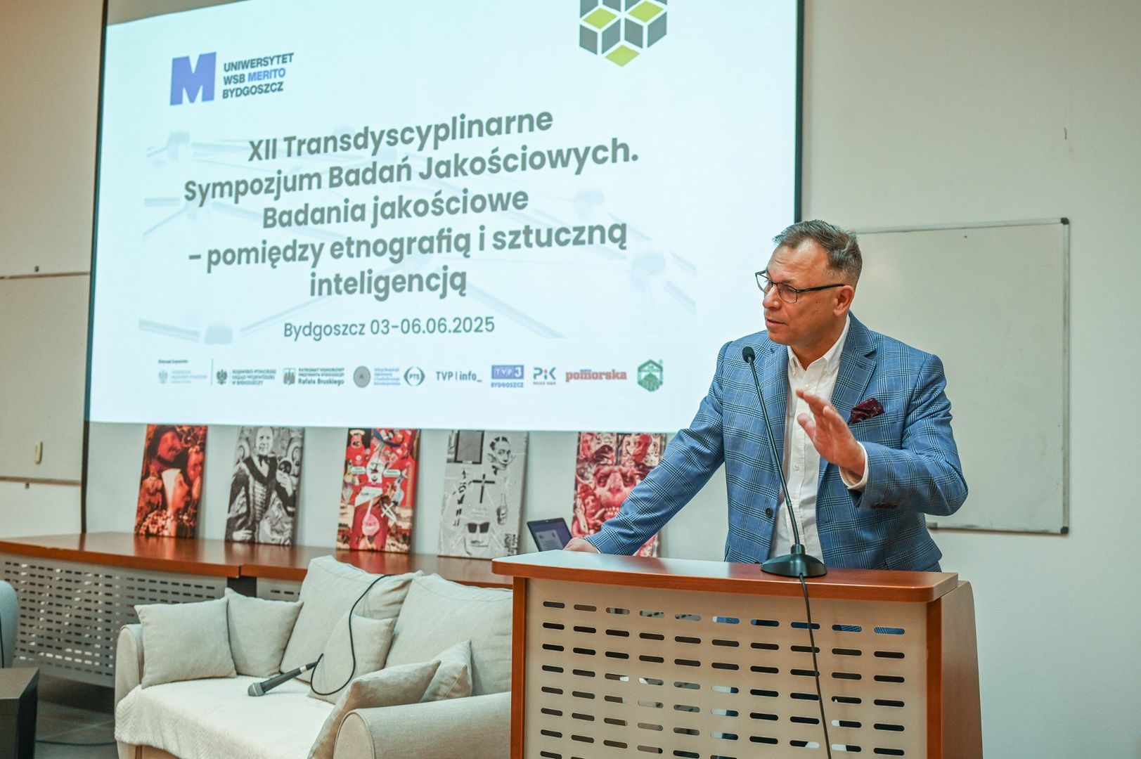 Na Uniwersytecie WSB Merito w Bydgoszczy odbywa się (od 3 do 6 czerwca 2025) „XII Transdyscyplinarne Sympozjum Badań Jakościowych. Badania jakościowe - pomiędzy etnografią i sztuczną inteligencją”.
