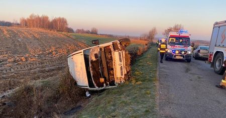 Bus w rowie. Są ranni, akcja służb