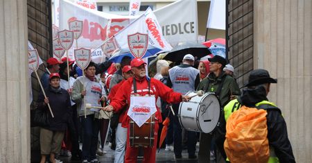Dziesiątki tysięcy związkowców gromadzą się przed manifestacją