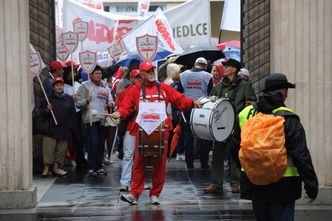 Protesty związkowców. Oświatowa "Solidarność" przed gmachem MEN