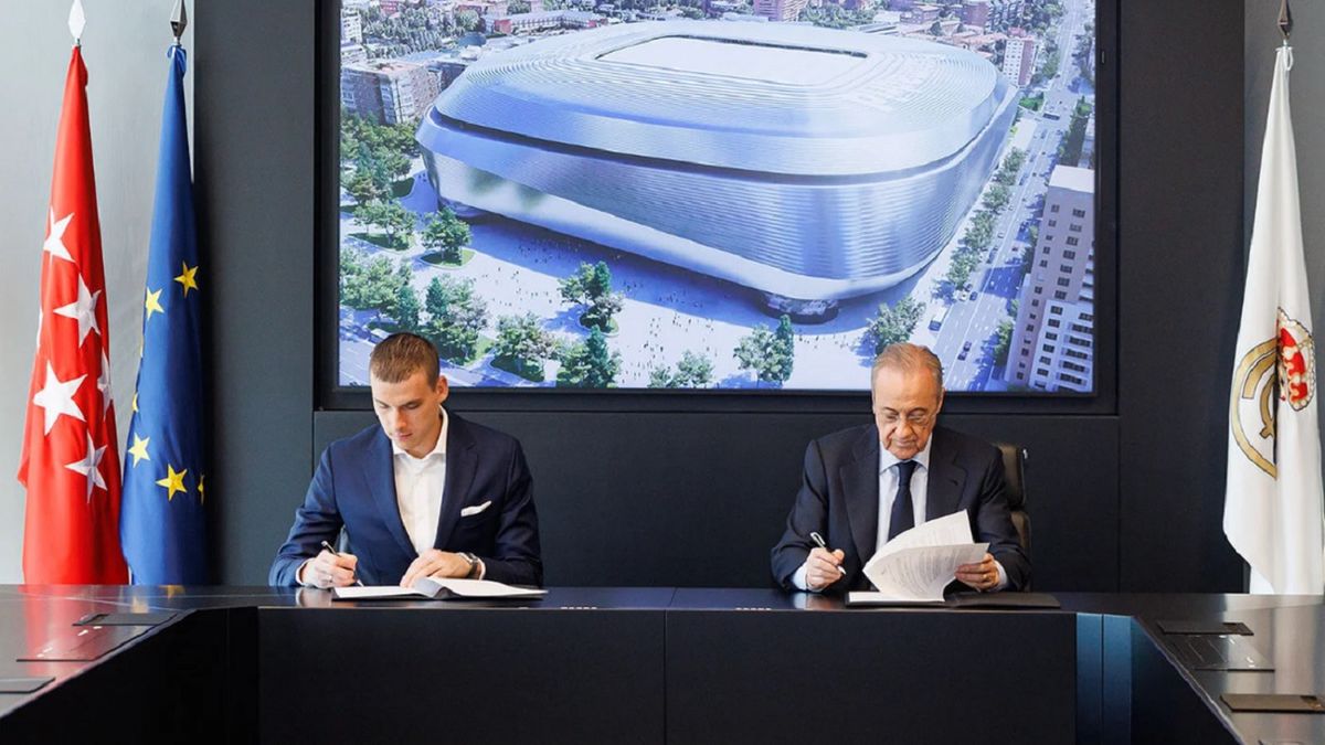 Materiały prasowe / Real Madryt / Na zdjęciu: Andrij Łunin i Florentino Perez