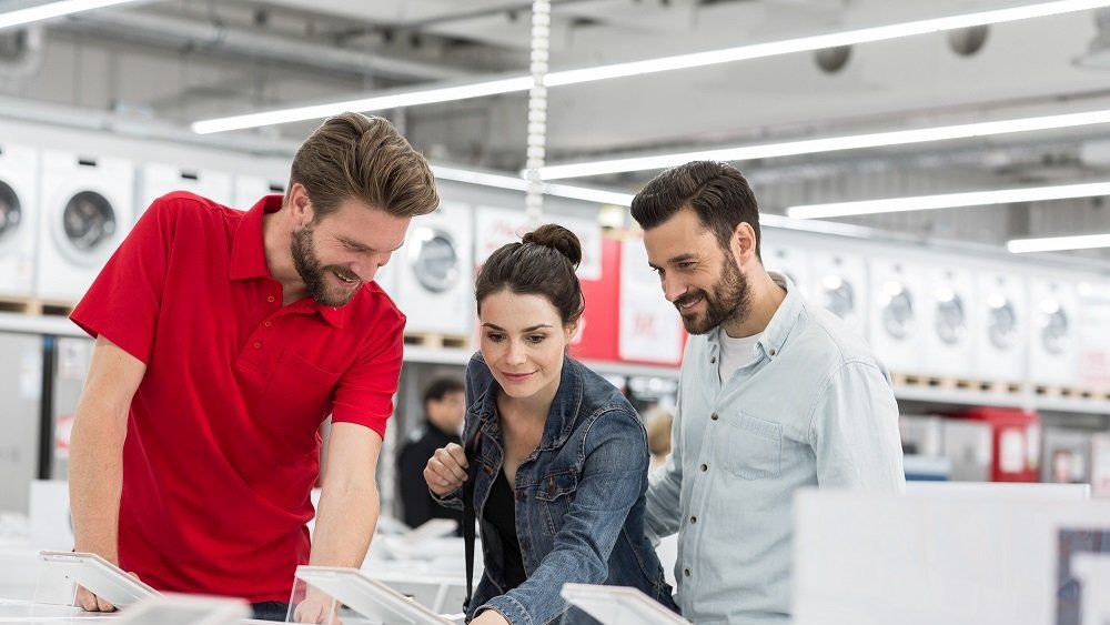 Klienci w sklepie Media Markt rozmawiają z obsługą