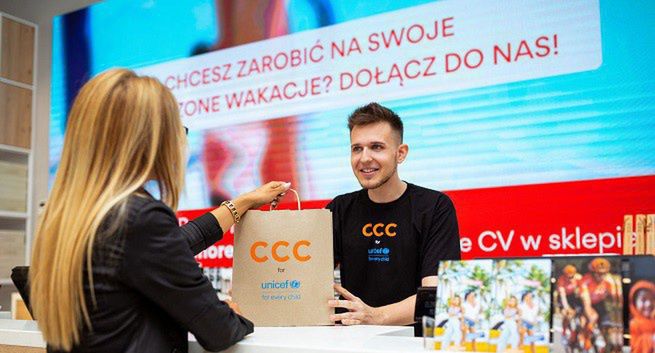 CCC zamienia foliowe torby na papierowe, stosuje ekologiczne pudełka