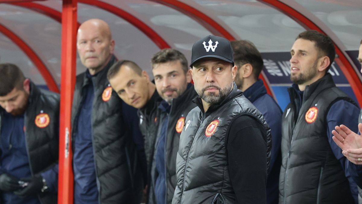 PAP / Marian Zubrzycki / Na zdjęciu (na pierwszym planie): trener Widzewa Łódź Igor Jovićević